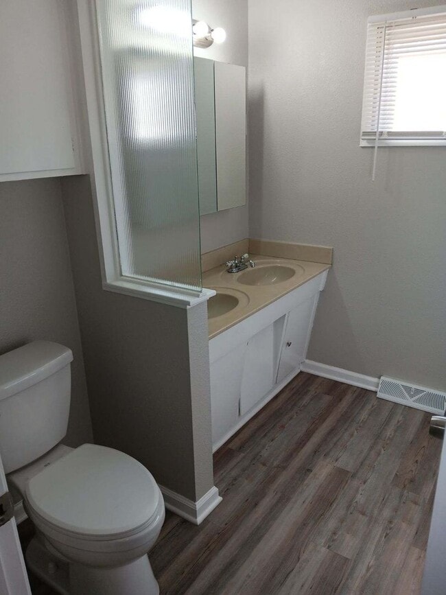 Building Photo - 3 bedroom 1 bath in Southwest Topeka