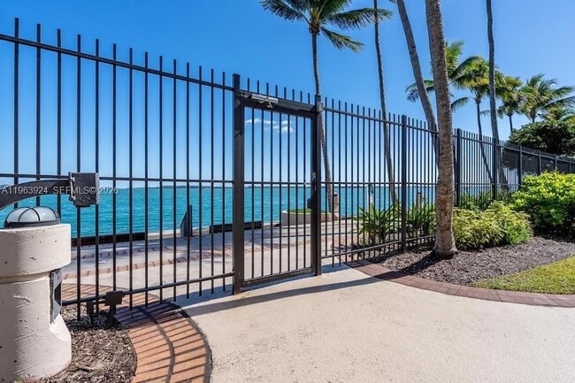 Building Photo - 540 Brickell Key Dr