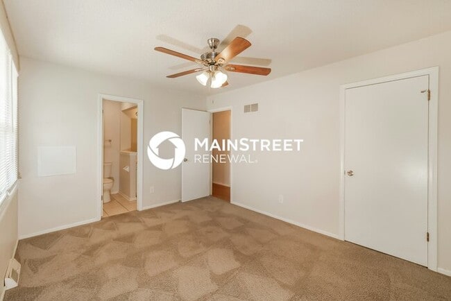 Building Photo - 3 Bedroom Pet-Friendly Home in Independence, MO with Main Street Renewal