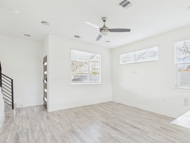 Building Photo - Modern Freestanding Condo with Private Yard Near Downtown Austin