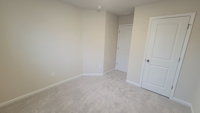 Building Photo - 3 bed, 2.5 Bath Townhome Available in Reid...