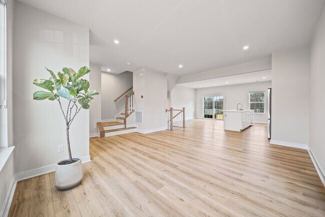 Building Photo - Like new 3-bed, 2.5 bath townhome in Cramerton Mills Parkway!