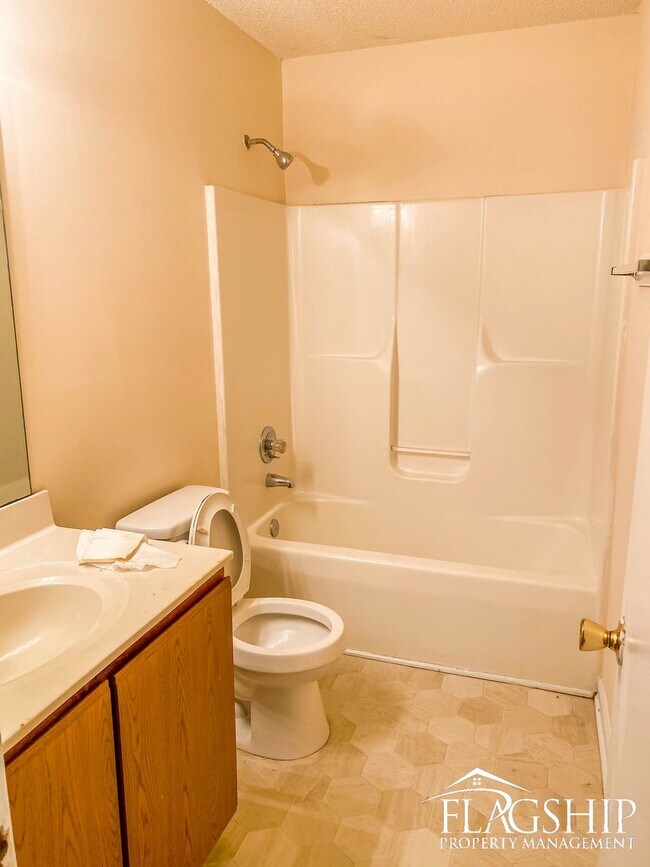 Building Photo - One Bedroom Cadwell Ct Unit