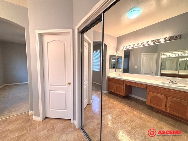 Building Photo - Lovely 5 Bedroom Home In River Oaks Area!