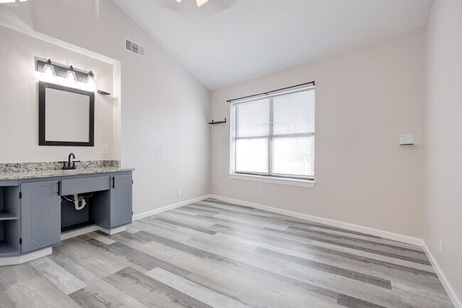 Building Photo - 608 E Eufaula St