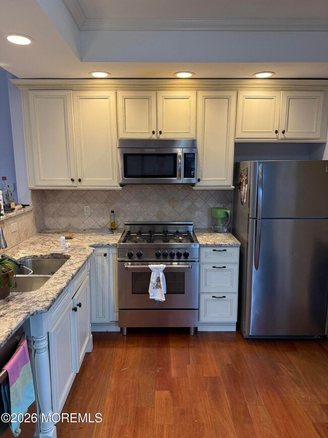 Building Photo - 206 3rd Ave