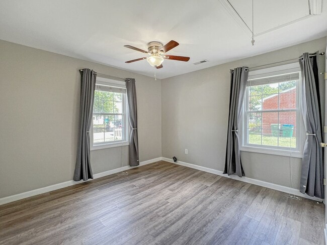 Building Photo - Charming 3 Bed, 2 Bath Home Minutes From B...
