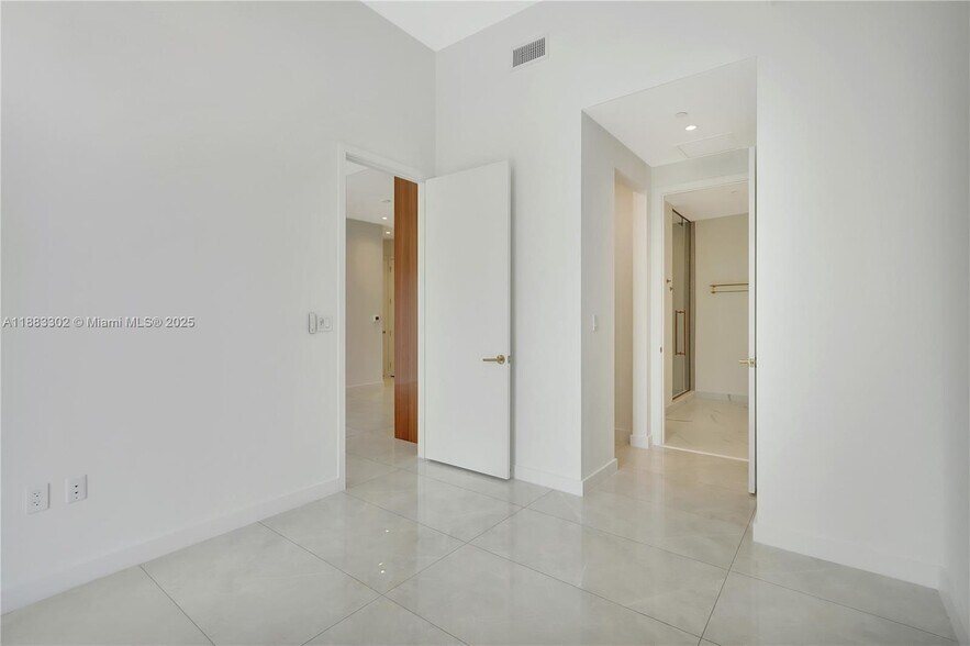 Building Photo - 2655 S Bayshore Dr