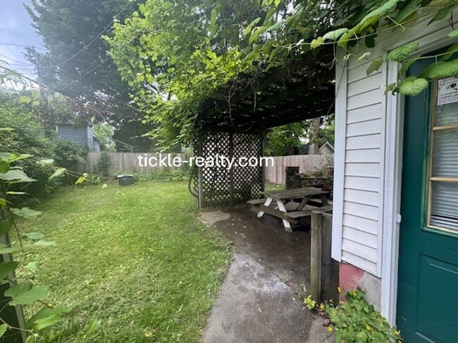 Building Photo - Large 4 Bedroom 2 Bath Single Family Home!...