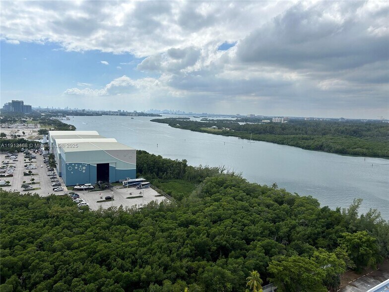 Building Photo - 100 Bayview Dr