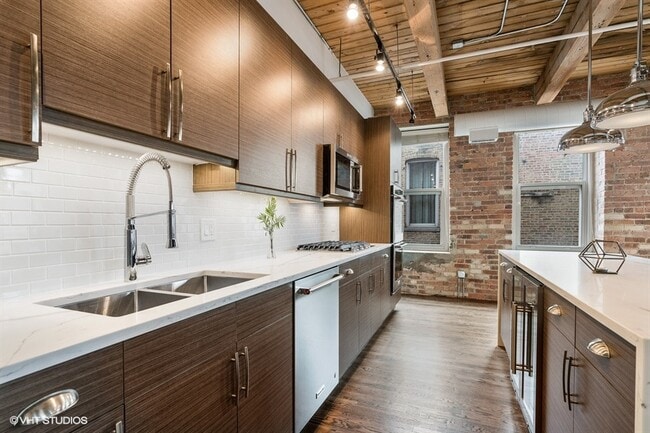 Building Photo - 420 S Clinton St