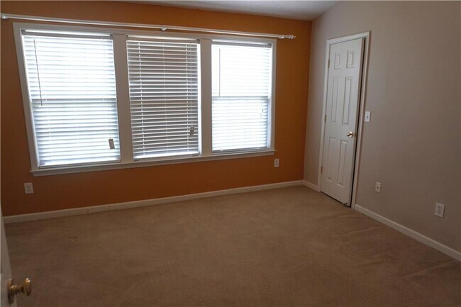 Building Photo - 71 Highoak Dr