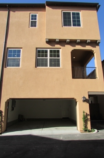 Building Photo - 3 Bed, 3.5 Bath Detached Home in Portola S...