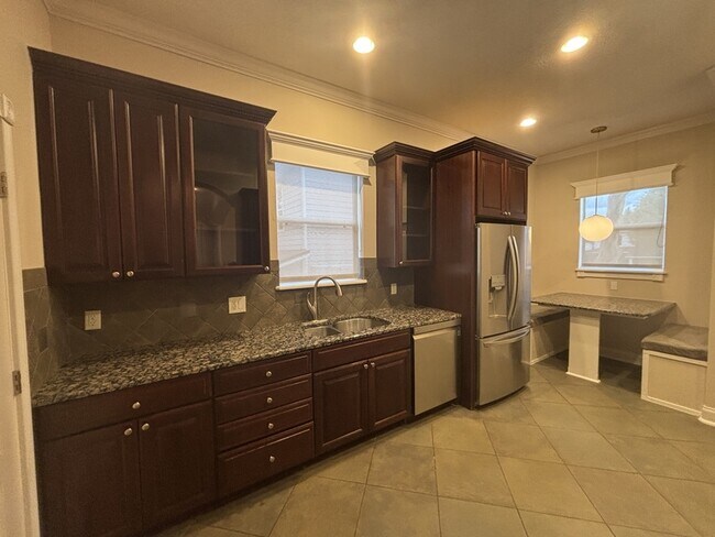 Building Photo - 827 Meridale Ave