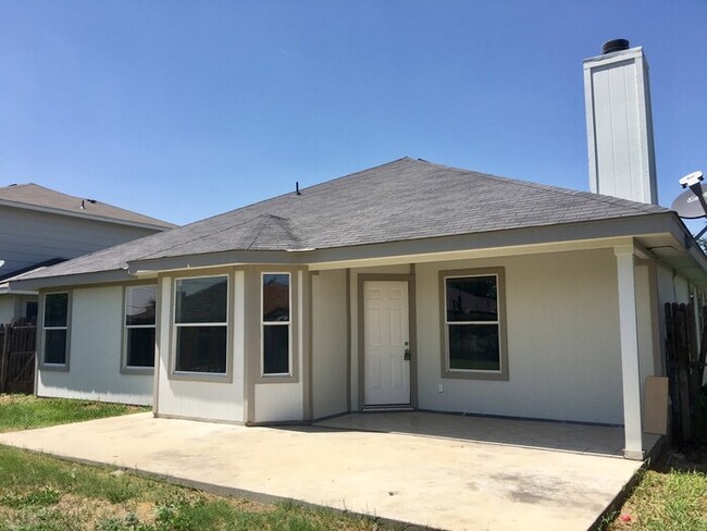 Building Photo - Beautiful remodeled 3 bed 2 bath with open...