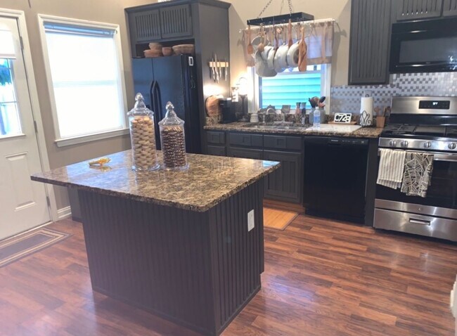 Building Photo - Renovated Germantown House in Great Location