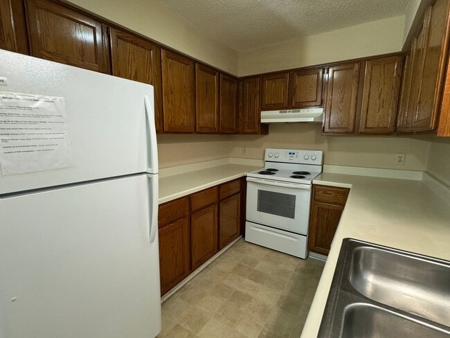Building Photo - Very attractive 2 story townhouse.