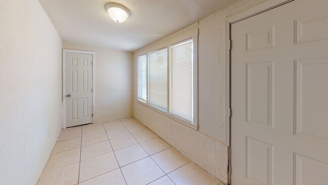 Building Photo - Available Now! Single Family 1/1 home for lease with large lot and 1 car garage!