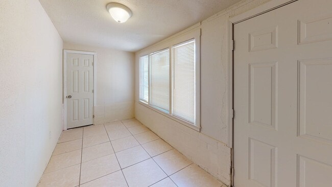 Building Photo - Coming Soon! Single Family 1/1 home for lease with large lot and 1 car garage!