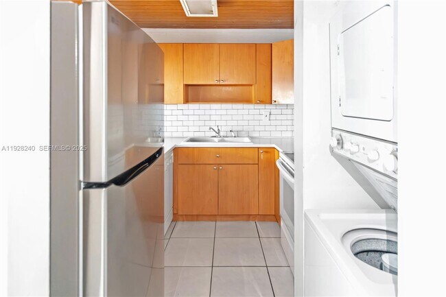 Building Photo - 10000 NW 80th Ct