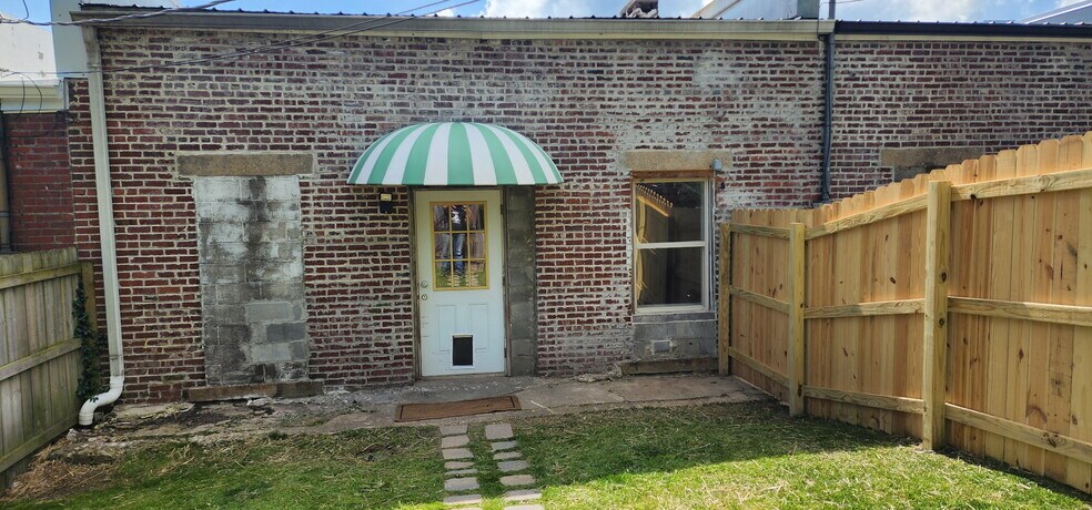 Building Photo - 7 Main St E