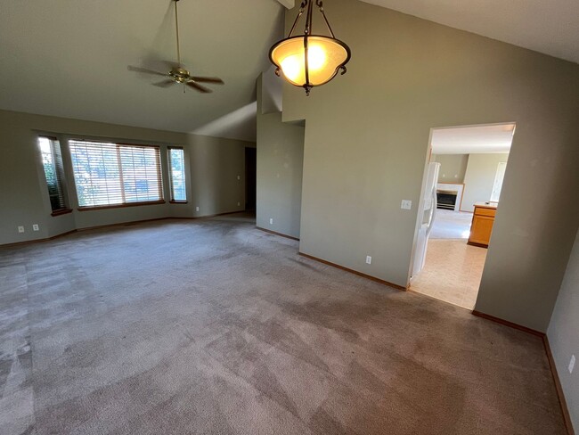 Building Photo - Large 3 Bed/2.5 Bath Located in Providence Neighborhood