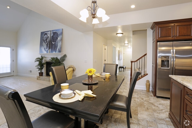 3BR - Dining Area - Barclay Estates