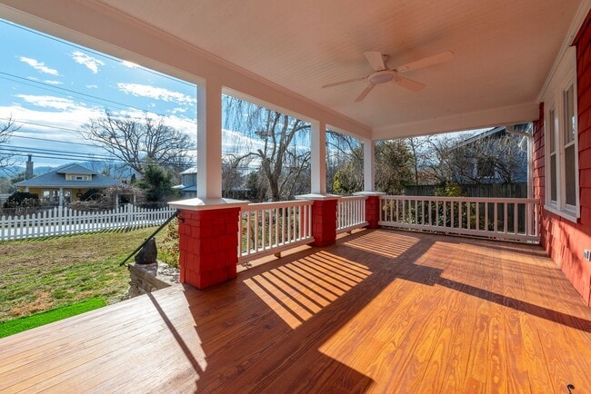 Building Photo - Charming Black Mountain Rental!