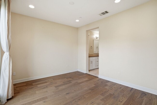 Building Photo - Gorgeous 2 Bed, 2.5 Bath Townhome in Exclusive Reflection Community!