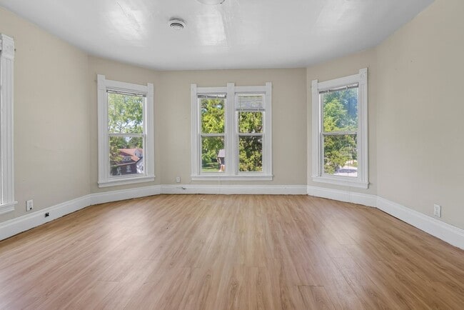 Building Photo - 1804 1/2  College St (Upper Level)
