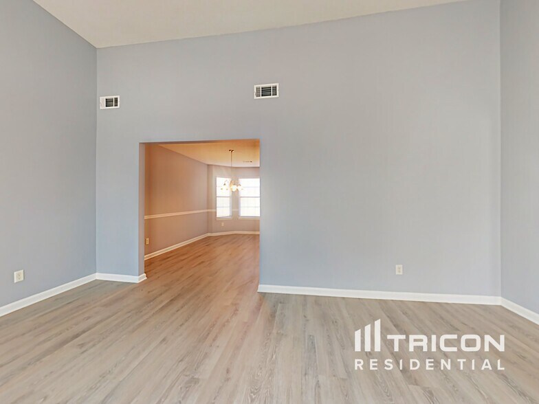 Building Photo - 1100 Village Oaks