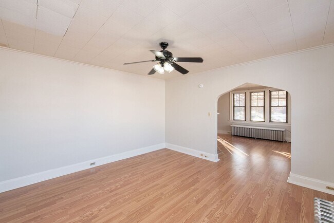 Building Photo - Beautifully updated Tudor style duplex. Upper unit. Large rooms. 2 balconies, private entry. Fenc...