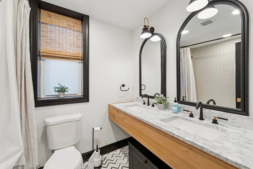 Full guest bathroom (2nd floor) - 858 Perkiomen St