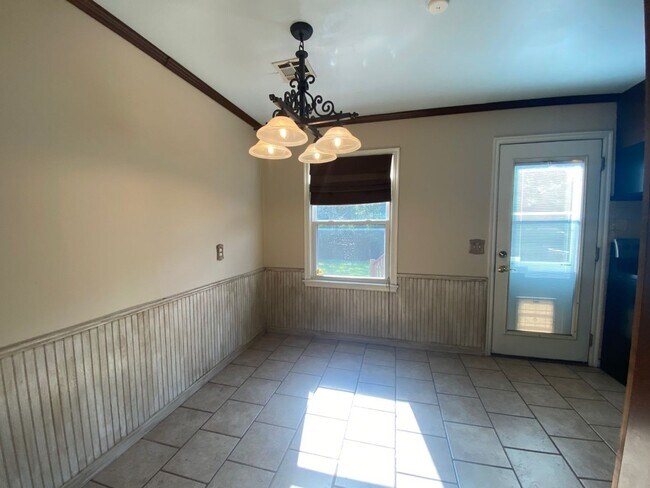 Building Photo - Close to Brookside & Riverparks!!