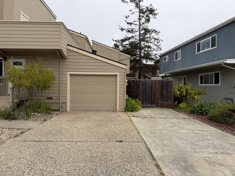 Building Photo - 2069 Dolphin Dr