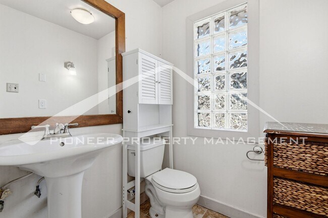 Building Photo - Beautiful Home with Fenced Yard and Washer/Dryer