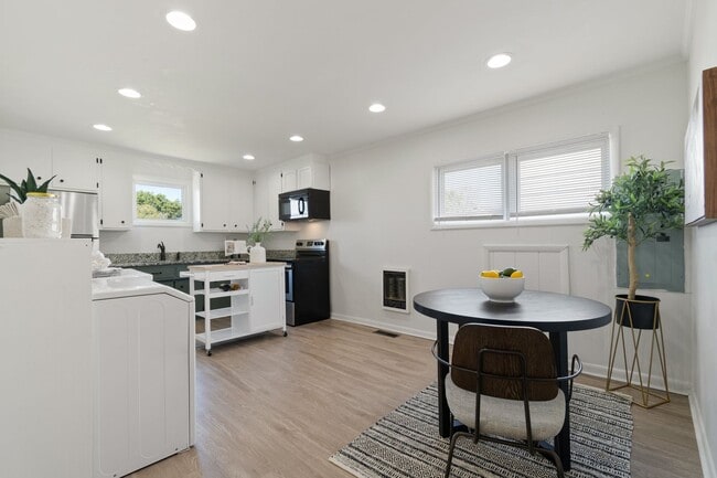 Building Photo - 2 Bed/ 1 Bath Cottage in Charlotte Park, Fenced Yard and Pet Friendly