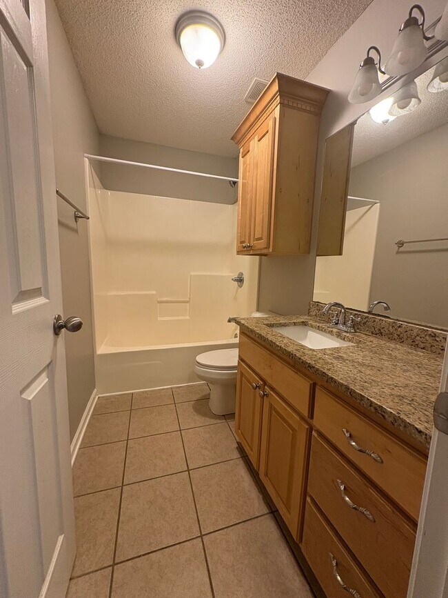 Building Photo - Hampton Place!