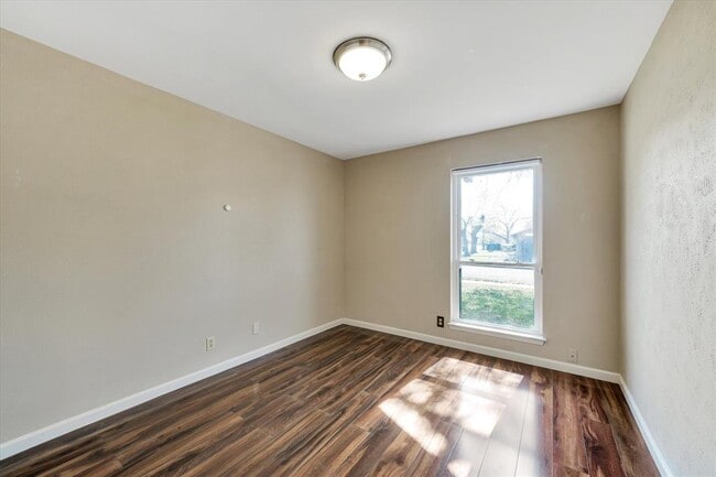 Building Photo - 1467 S Meadows Dr