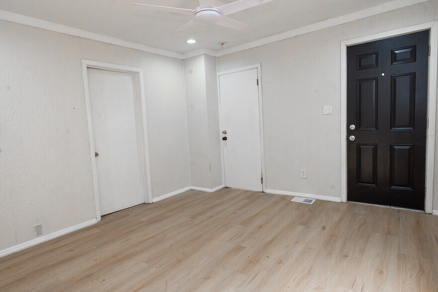 Living Room - 1600 E 49th St
