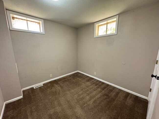 Building Photo - 230 SE 121st Rd