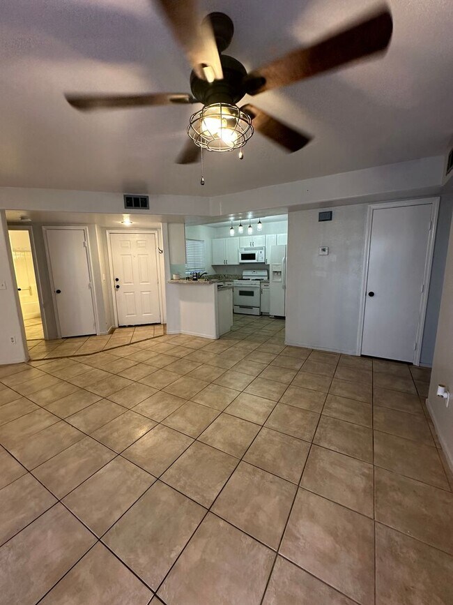 Building Photo - MUST SEE 2 BEDROOM CONDO!