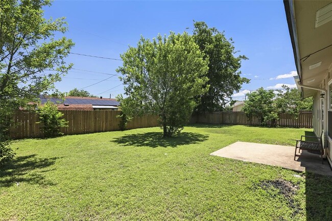 Building Photo - 1800 Cameo Dr