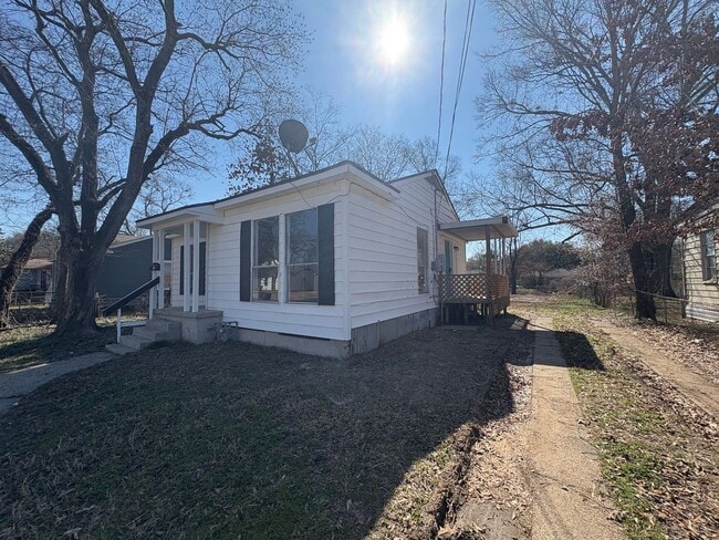 Building Photo - Amazing 2 bedroom/1 bath house with laundry room!