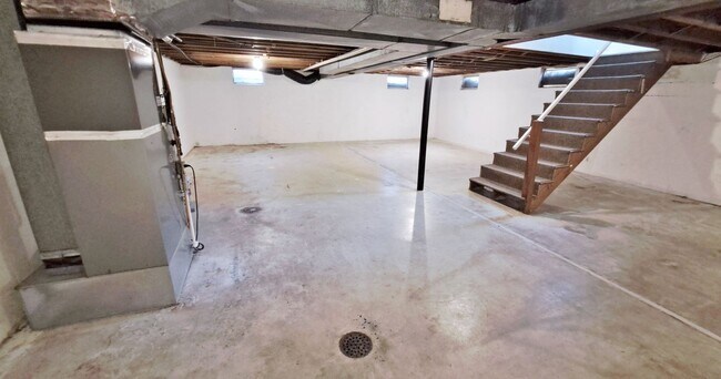 Building Photo - 400-404 Moul Avenue