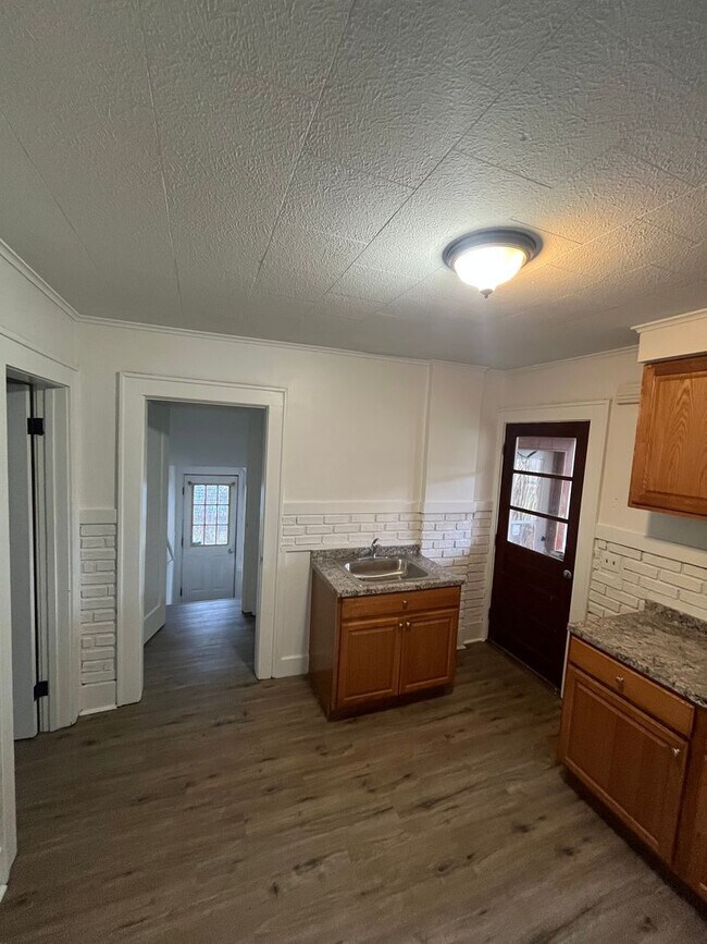 Building Photo - 3-Bed Home w/ Driveway & Enclosed Porches – Convenient Rochester Location