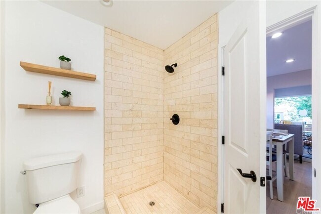 Building Photo - 1435 W 71st St