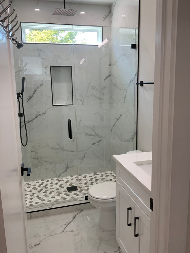 Building Photo - Fabulous Home In West Nashville