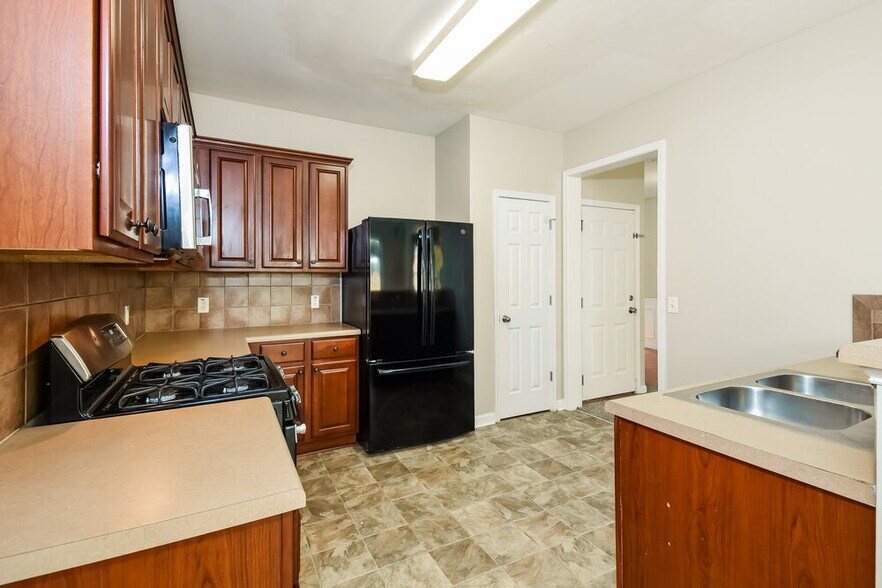 Building Photo - 1 Horseshoe Ln
