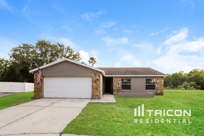 Primary Photo - 1020 Red Oak Cir